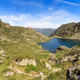 Refuge de la Glère au dessus du lac